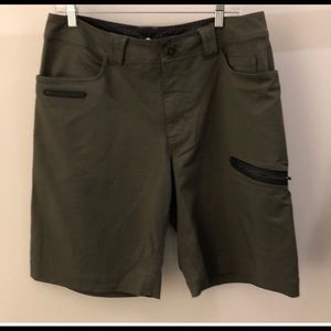 Men’s lululemon commuter shorts hunter green 36”